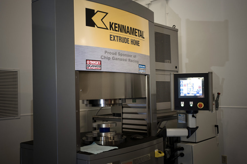 Le tecnologie più avanzate nel campo degli utensili e dei trattamenti superficiali spingono la partnership fra Ganassi e Kennametal per le macchine Indy